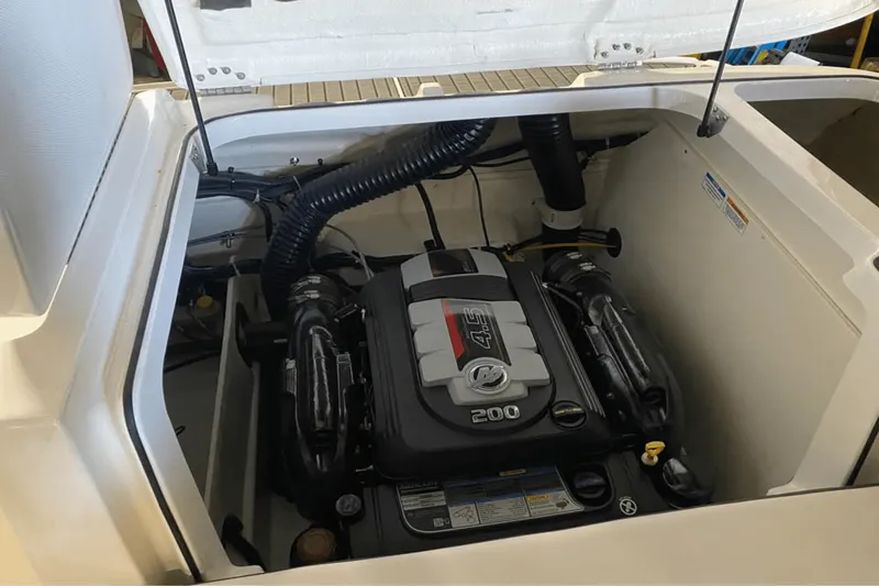 Slide: The Image of Bayliner VR5 Bowrider I/O 2021 - 6