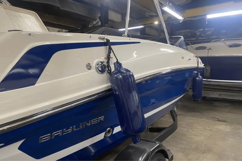 Slide: The Image of Bayliner VR5 Bowrider I/O 2021 - 7