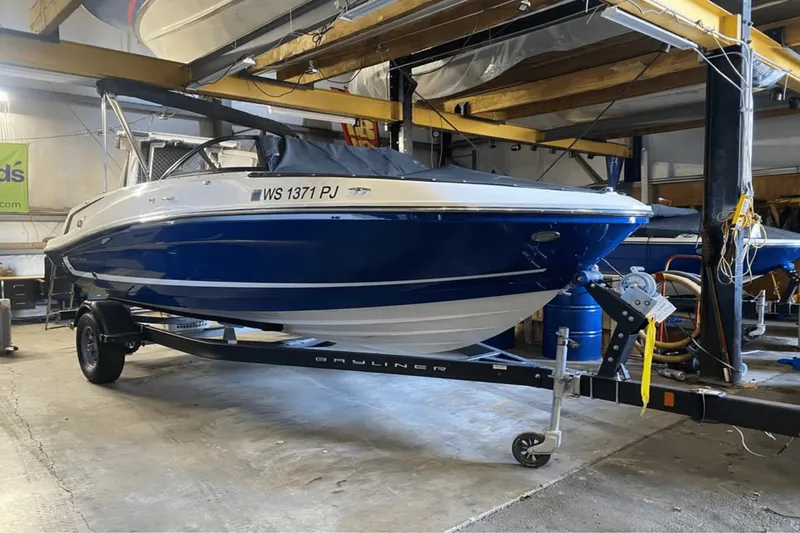 Slide: The Image of Bayliner VR5 Bowrider I/O 2021 - 8