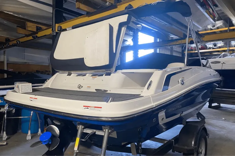 Slide: The Image of Bayliner VR5 Bowrider I/O 2021 - 12