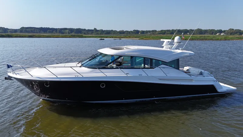 Slide: The Image of Tiara 53 COUPE 2018 - 15