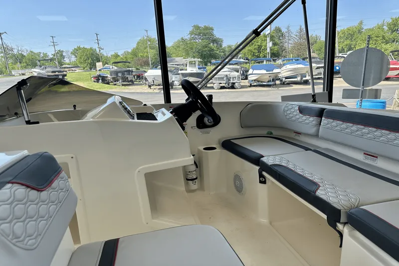 Slide: The Image of Bayliner M17 2025 - 10