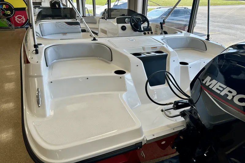 Slide: The Image of Bayliner M17 2025 - 12