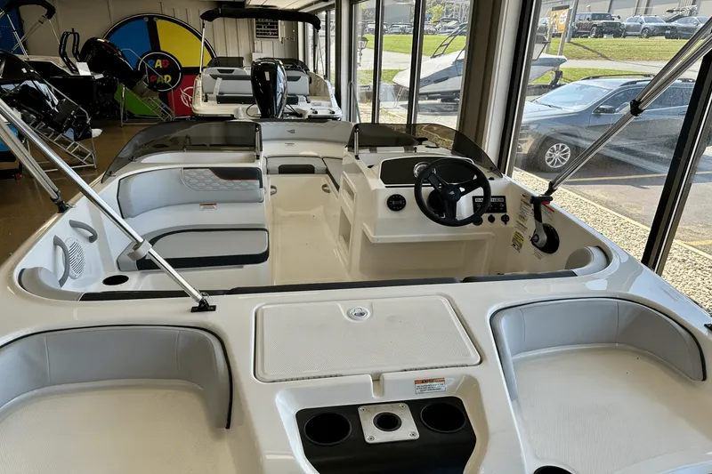 Slide: The Image of Bayliner M17 2025 - 14