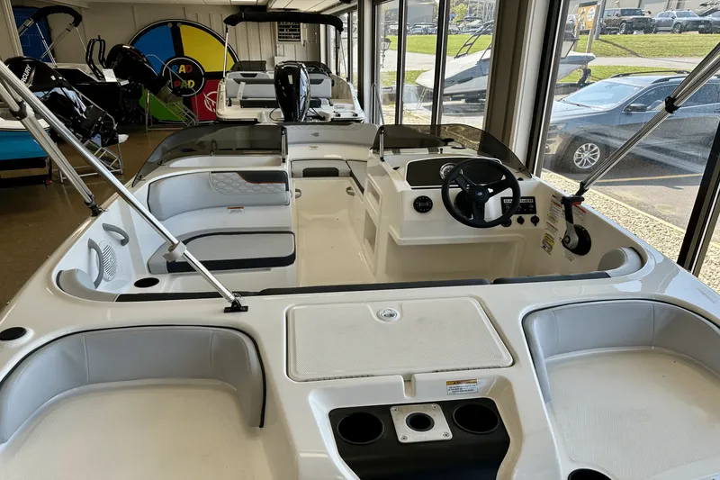 Slide: The Image of Bayliner M17 2025 - 15