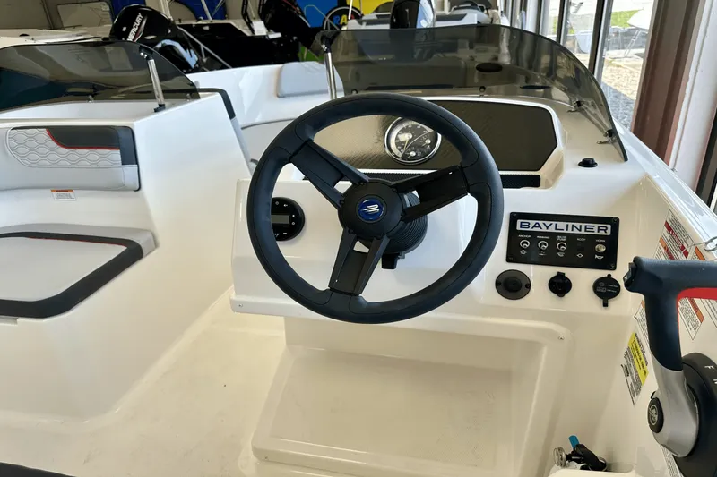 Slide: The Image of Bayliner M17 2025 - 19