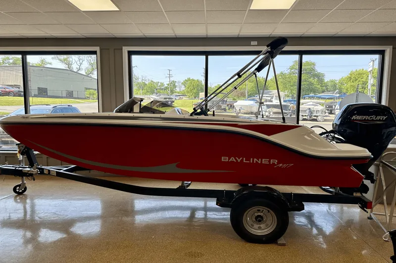 Slide: The Image of Bayliner M17 2025 - 2