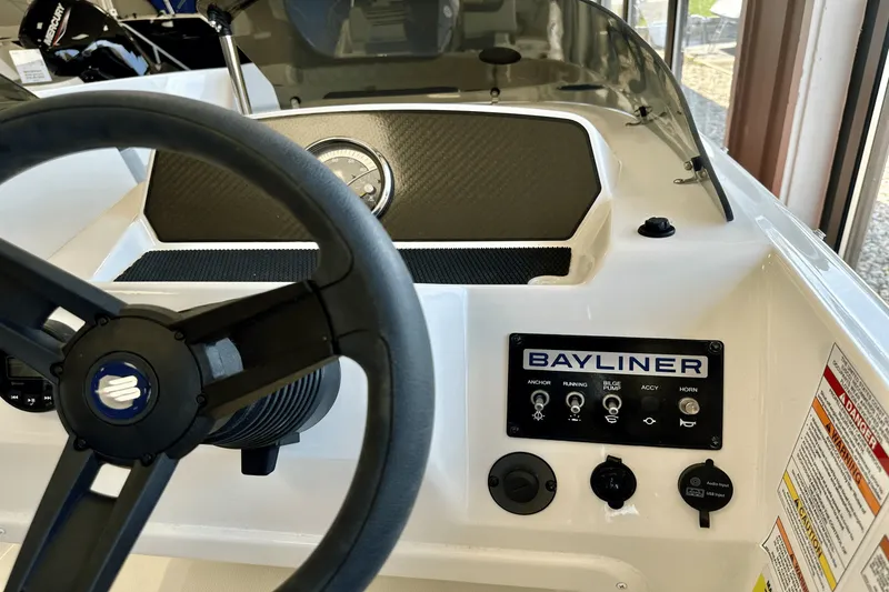 Slide: The Image of Bayliner M17 2025 - 20