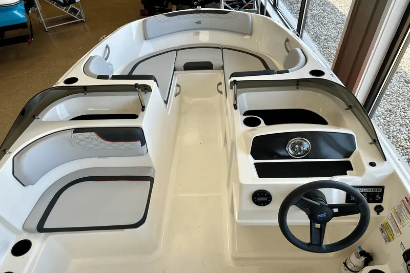 Slide: The Image of Bayliner M17 2025 - 22