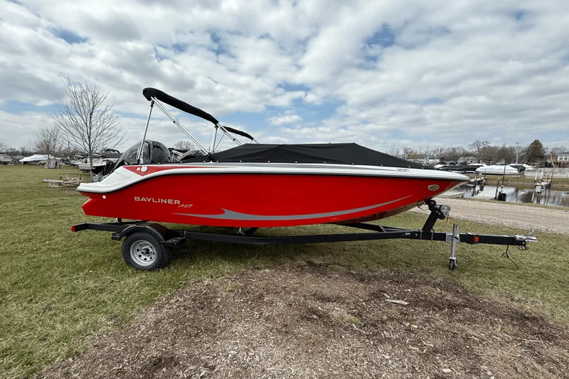 Slide: The Image of Bayliner M17 2025 - 23