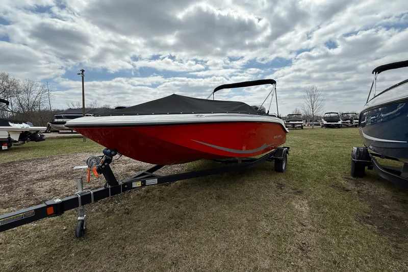 Slide: The Image of Bayliner M17 2025 - 24