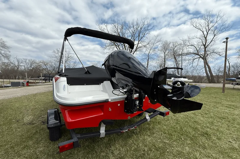 Slide: The Image of Bayliner M17 2025 - 26