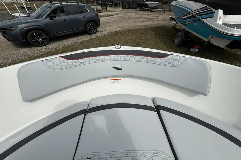 Slide: The Image of Bayliner M17 2025 - 27