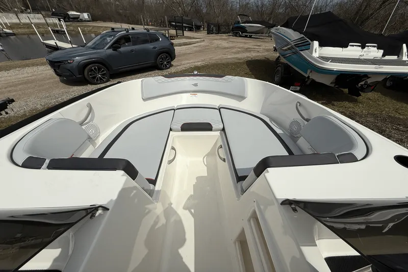 Slide: The Image of Bayliner M17 2025 - 28