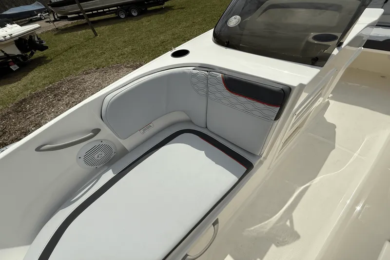 Slide: The Image of Bayliner M17 2025 - 30