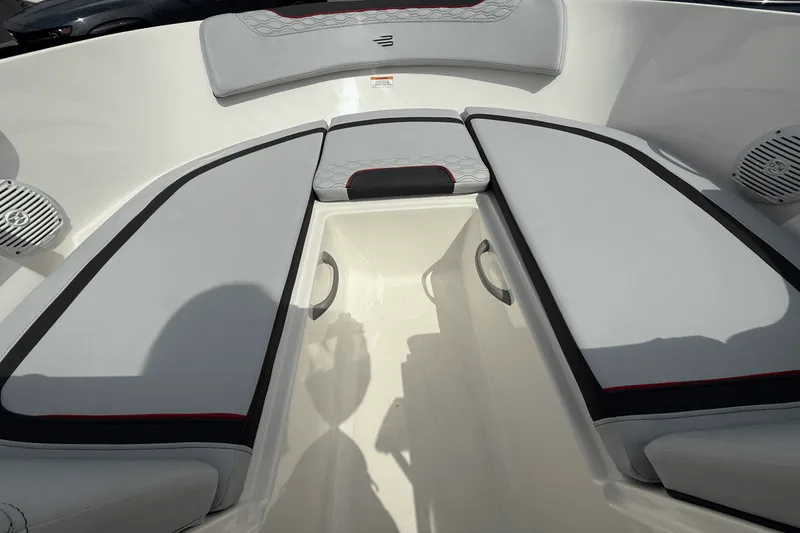 Slide: The Image of Bayliner M17 2025 - 31