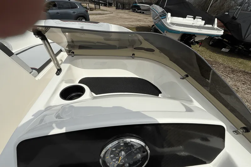 Slide: The Image of Bayliner M17 2025 - 32