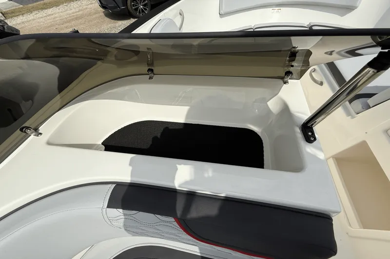 Slide: The Image of Bayliner M17 2025 - 34