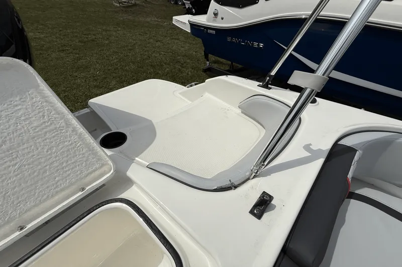 Slide: The Image of Bayliner M17 2025 - 35