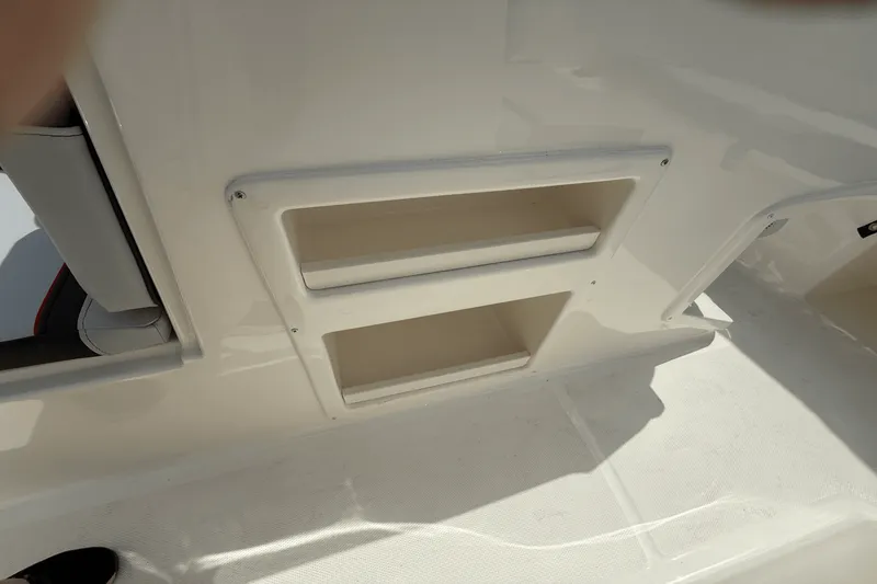 Slide: The Image of Bayliner M17 2025 - 37