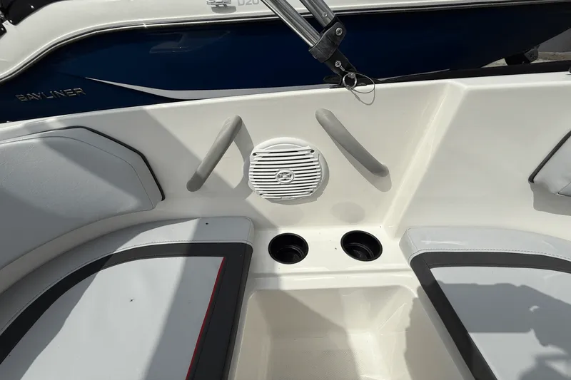 Slide: The Image of Bayliner M17 2025 - 38