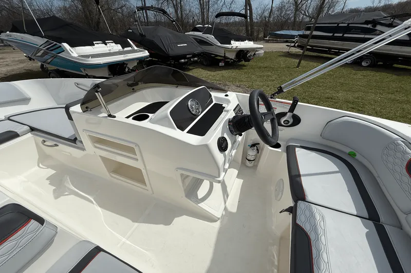 Slide: The Image of Bayliner M17 2025 - 39