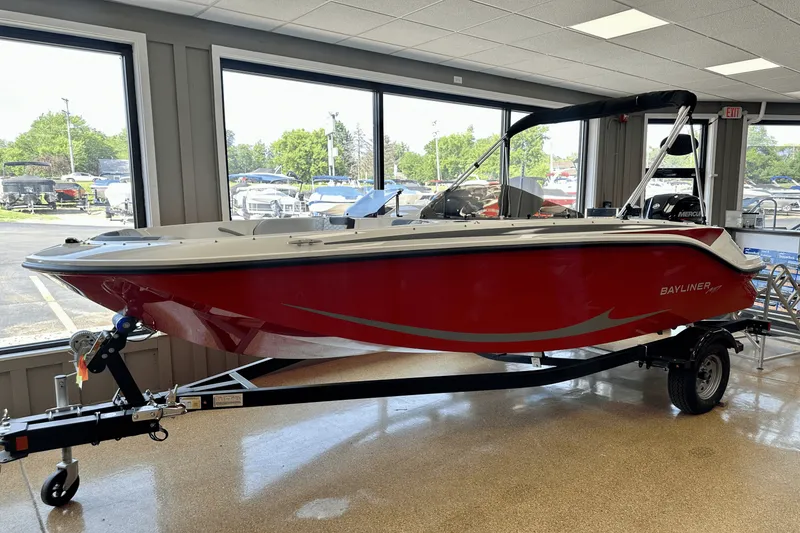 Slide: The Image of Bayliner M17 2025 - 4