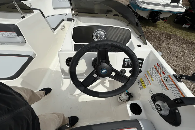 Slide: The Image of Bayliner M17 2025 - 40