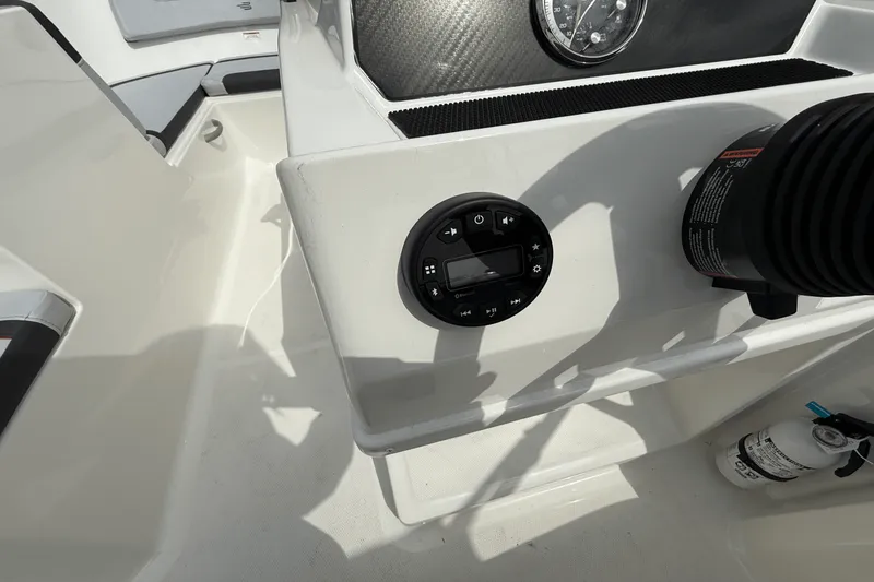 Slide: The Image of Bayliner M17 2025 - 41