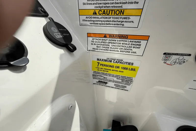 Slide: The Image of Bayliner M17 2025 - 43