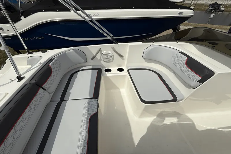 Slide: The Image of Bayliner M17 2025 - 47