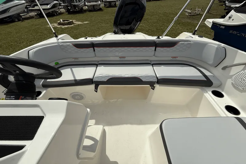 Slide: The Image of Bayliner M17 2025 - 48