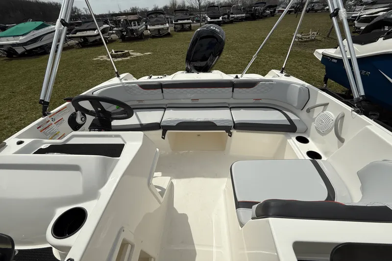 Slide: The Image of Bayliner M17 2025 - 49