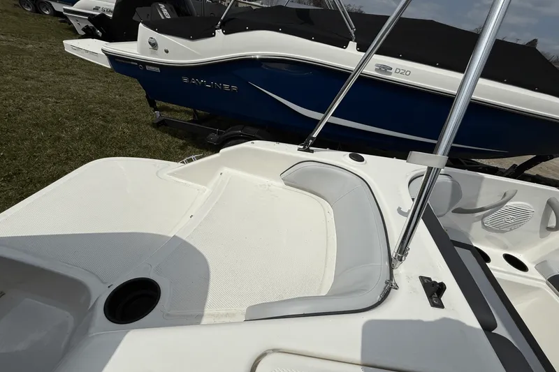 Slide: The Image of Bayliner M17 2025 - 51