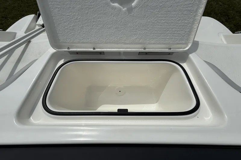 Slide: The Image of Bayliner M17 2025 - 52