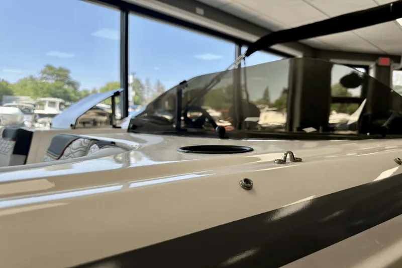 Slide: The Image of Bayliner M17 2025 - 7