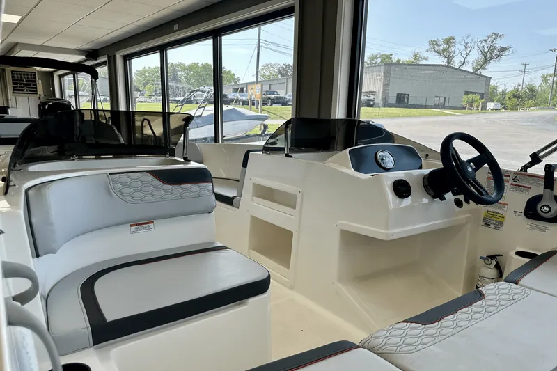 Slide: The Image of Bayliner M17 2025 - 8