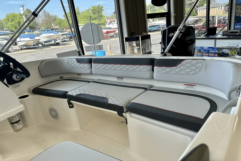 Slide: The Image of Bayliner M17 2025 - 9