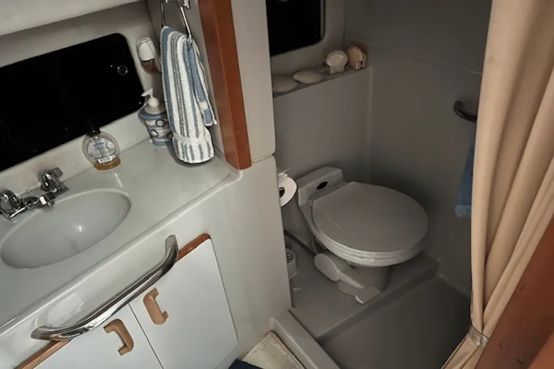 Slide: The Image of Sea Ray 380 AFT CABIN 1990 - 22