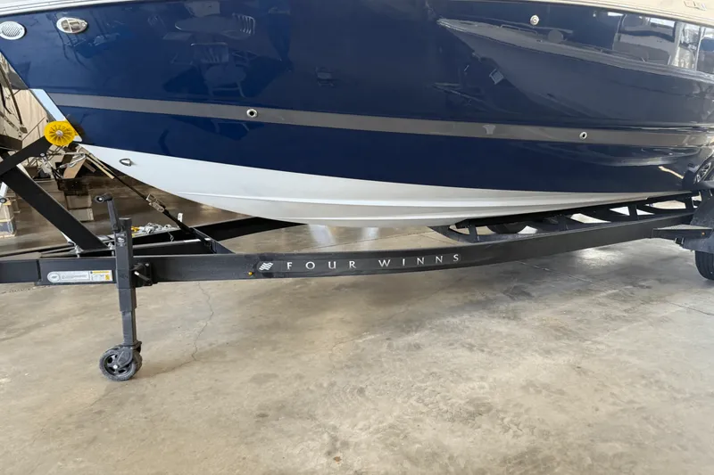 Slide: The Image of Four Winns H6 2025 - 1