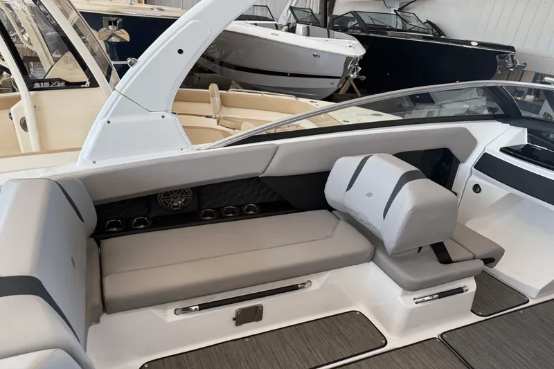 Slide: The Image of Four Winns H6 2025 - 10