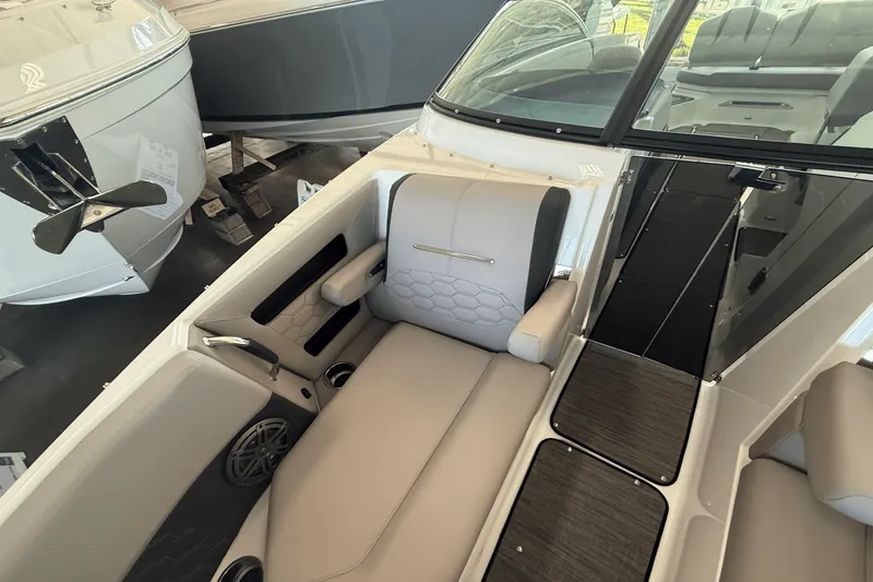 Slide: The Image of Four Winns H6 2025 - 12