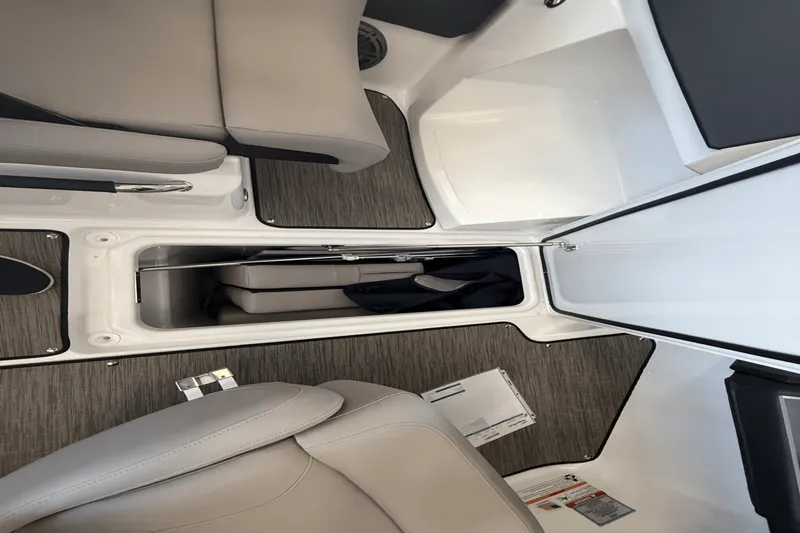 Slide: The Image of Four Winns H6 2025 - 13