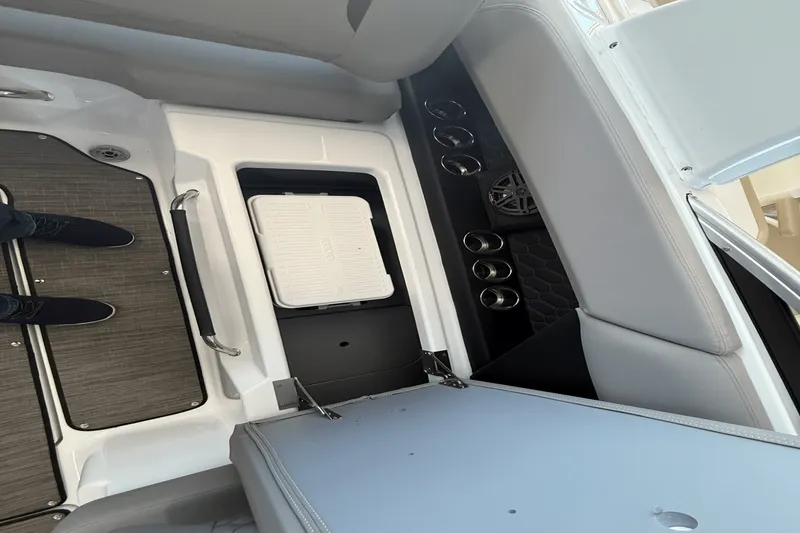 Slide: The Image of Four Winns H6 2025 - 14