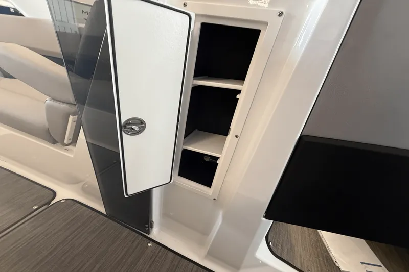 Slide: The Image of Four Winns H6 2025 - 15