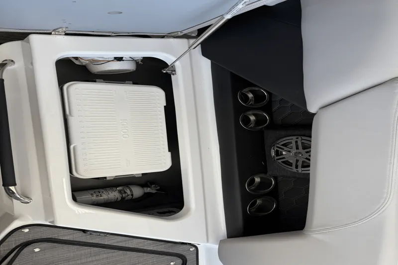 Slide: The Image of Four Winns H6 2025 - 16