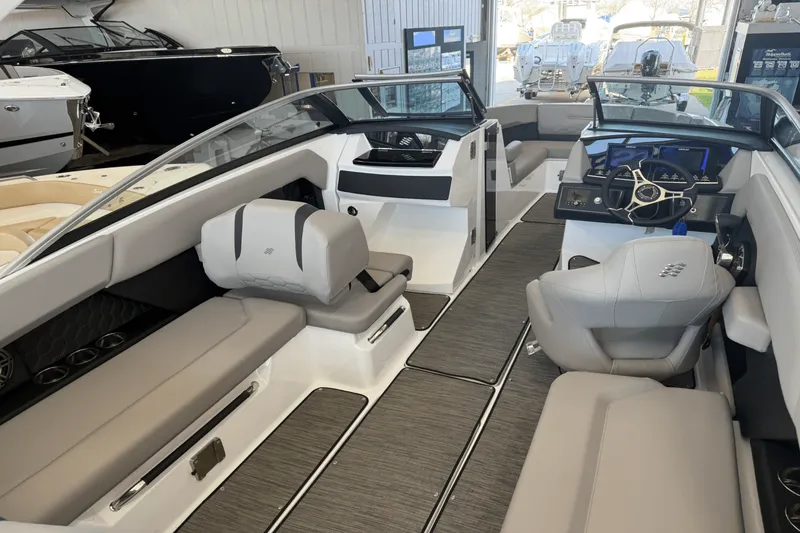 Slide: The Image of Four Winns H6 2025 - 17