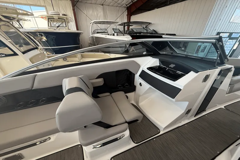 Slide: The Image of Four Winns H6 2025 - 20