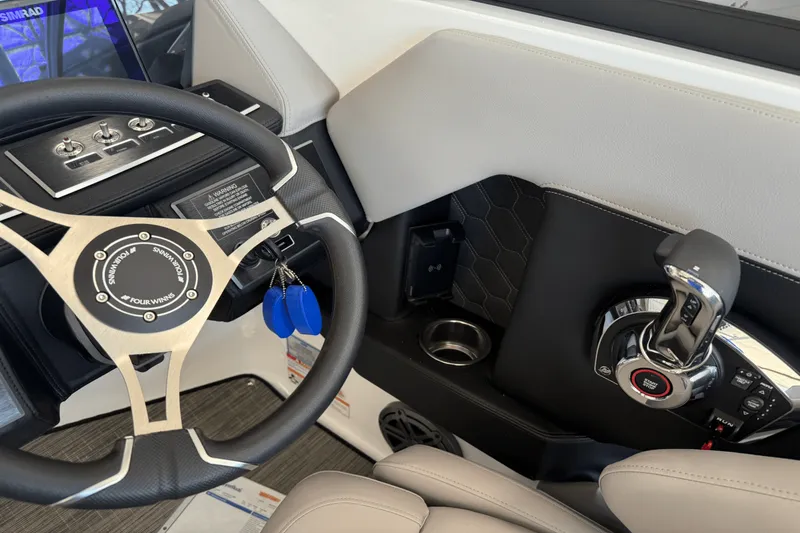 Slide: The Image of Four Winns H6 2025 - 22