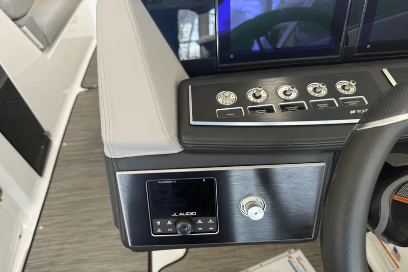 Slide: The Image of Four Winns H6 2025 - 24